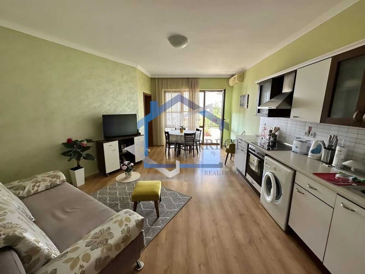 Дава се под наем Двустаен апартамент в Варна, м-т Траката - 70 кв.м за 459 € - Снимка #1