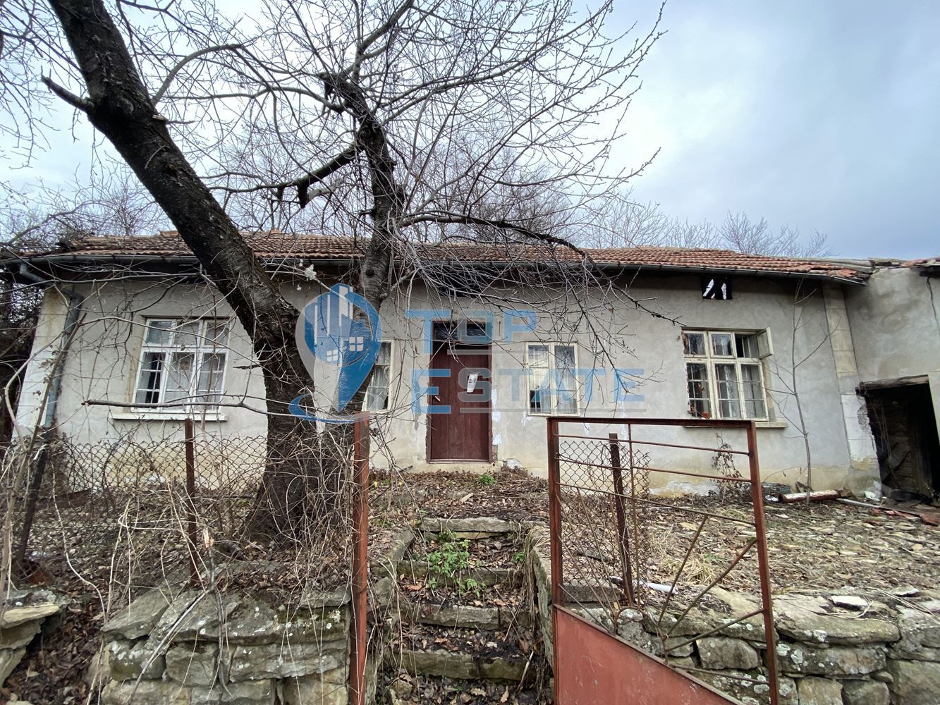 Тухлена къща с вътрешна баня и тоалетна в с. Денчевци, област Габрово