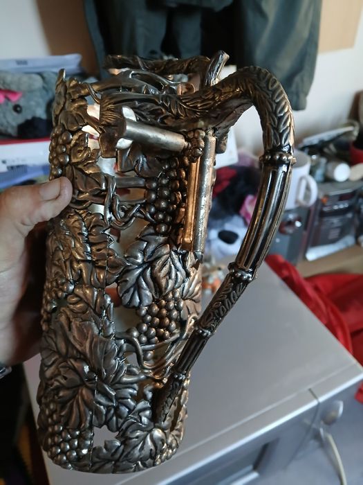 Vand suport sticle este din metal