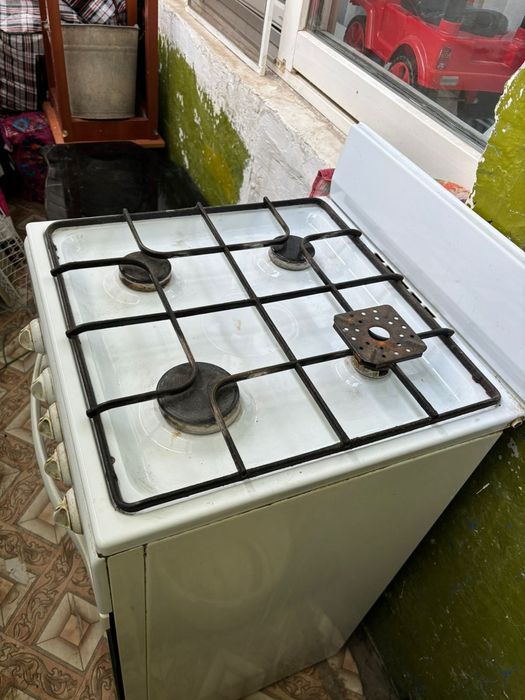 Газовая плита, стеклянный стол для телевизора.