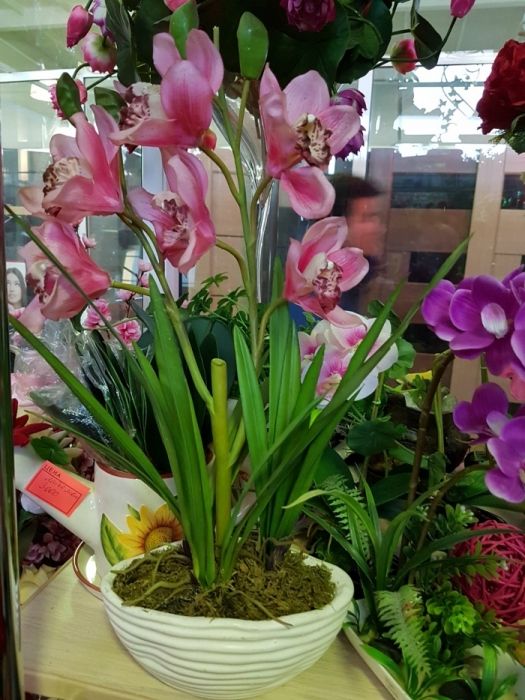 Орхидеи гелевые в керамическом кашпо.