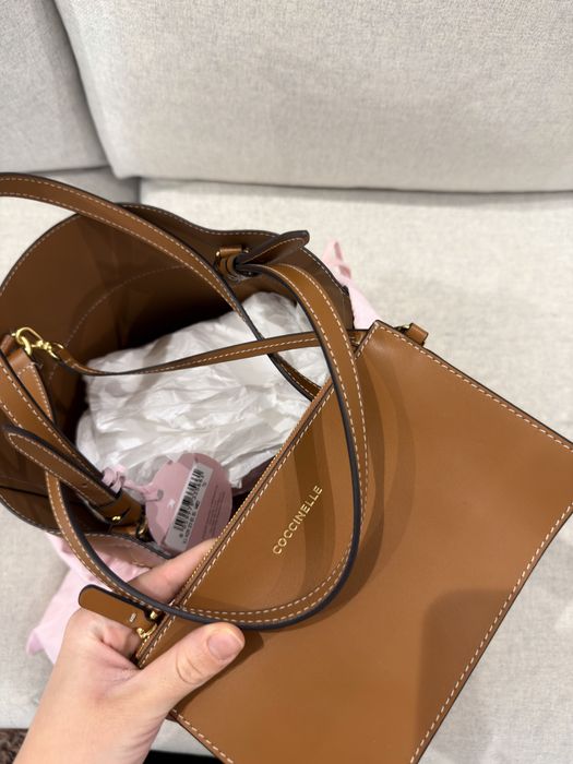 Нова Coccinelle bucket bag