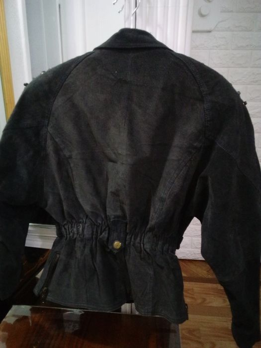 Продаю натуральную замшевую куртку женскую