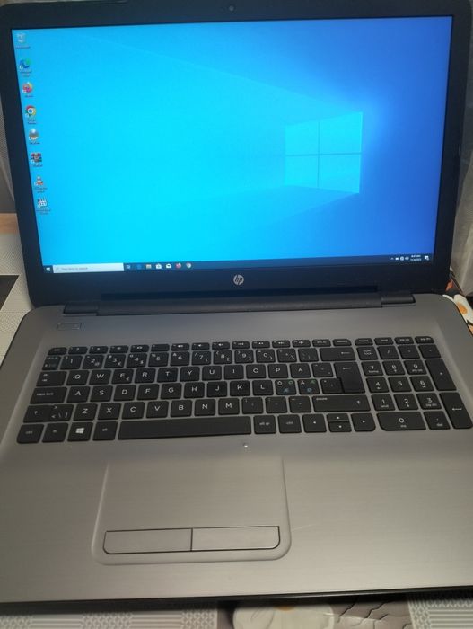 Laptop Hp cu procesor AMD A8, video Radeon R5, display 17.3