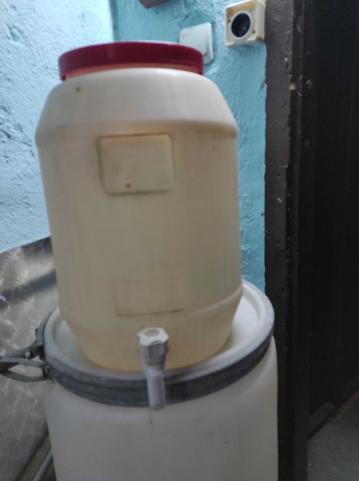 Два пластмасови бидона с канелки, по-голям и по-малък