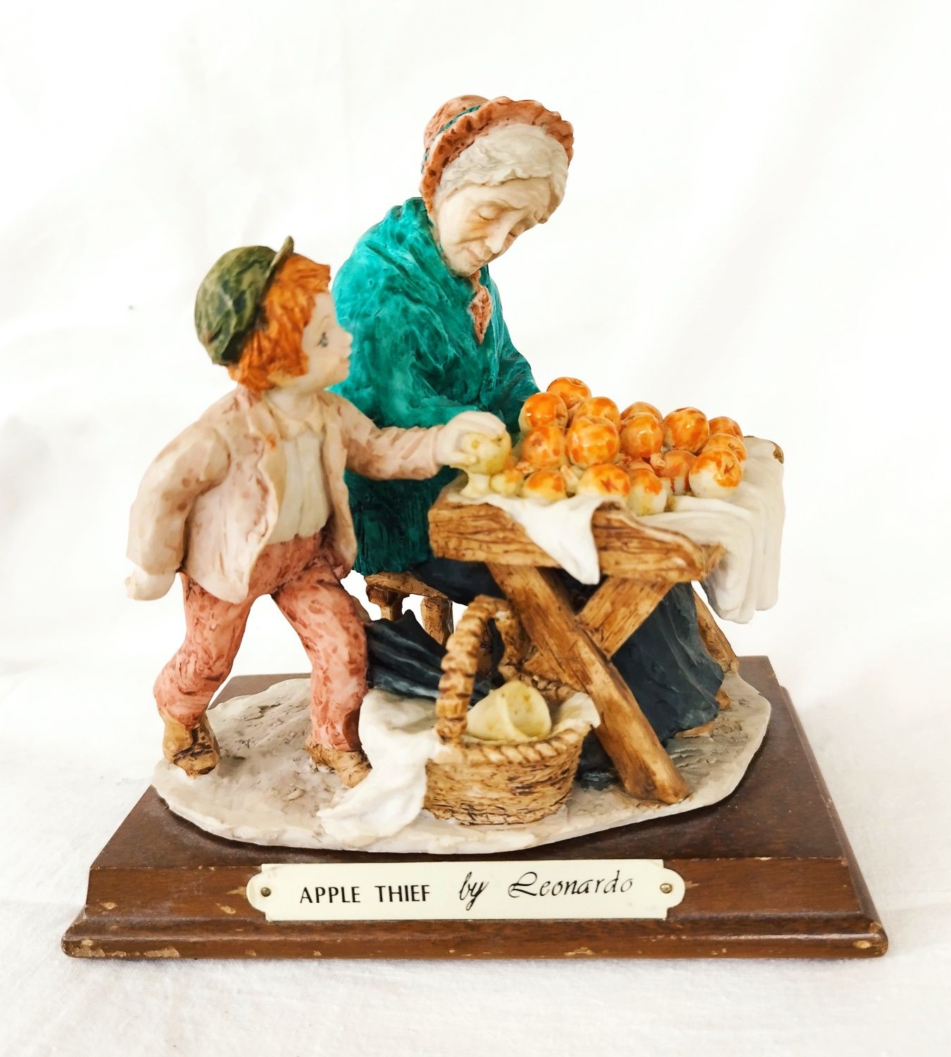 Figurină decorativă "Hoțul de mere", Colecția Leonardo rășină acrilică