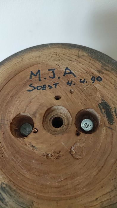 Огромен тежък стар свещник от масивно дърво подсилен с метал