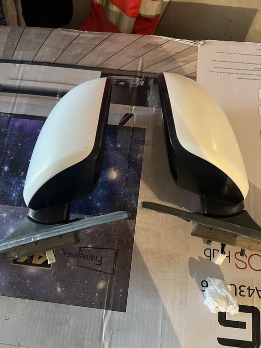 Продам зеркело от Мазда 3 бл