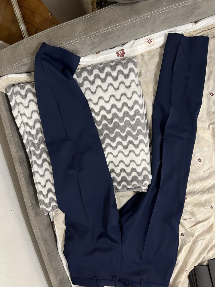 Costum albastru , marimea M, cu 3 piese + camasa + cravata