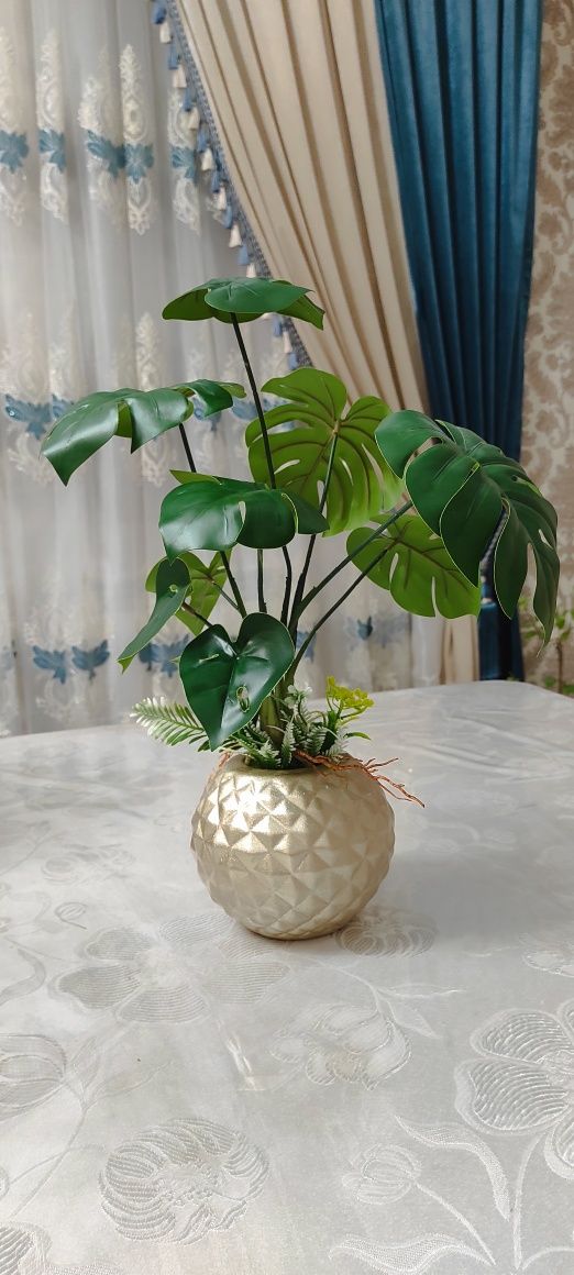 Sun'iy gul. Monstera