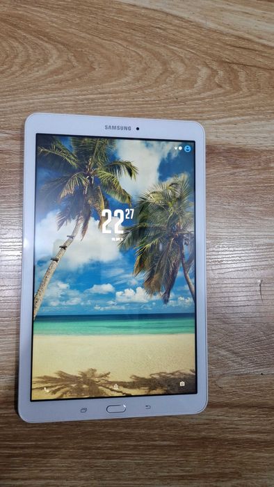 Vand Tableta Samsung Tab E mare 9.6" Alba cu Android 7.1 la 200lei