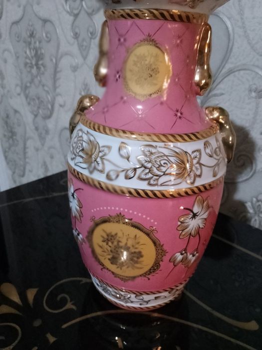 Продаются две китайские вазы