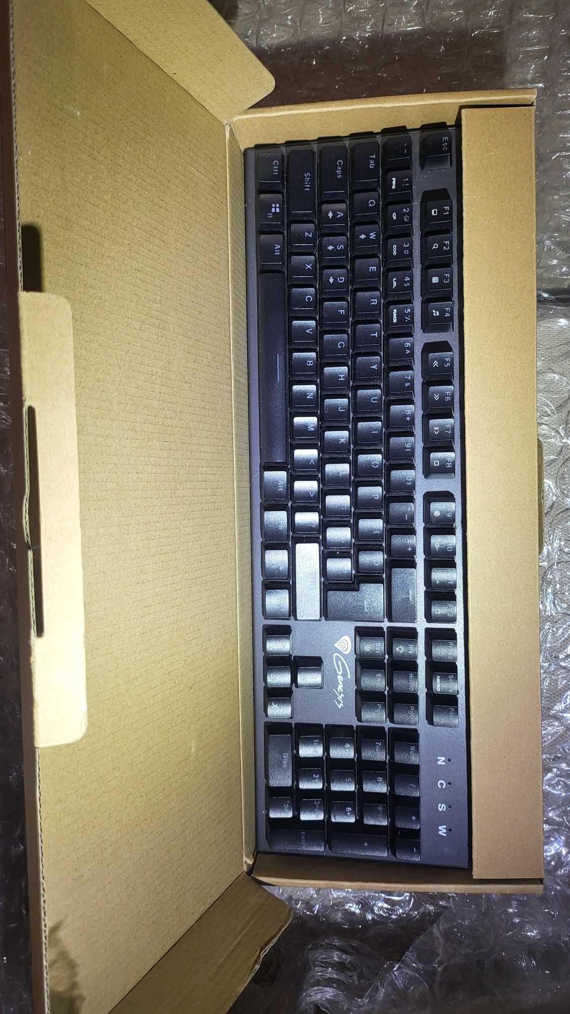 Гейвърска клавиатура Genesis Thor 300 tkl rgb и Genesis Thor 300