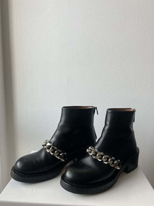 Givenchy chain боти