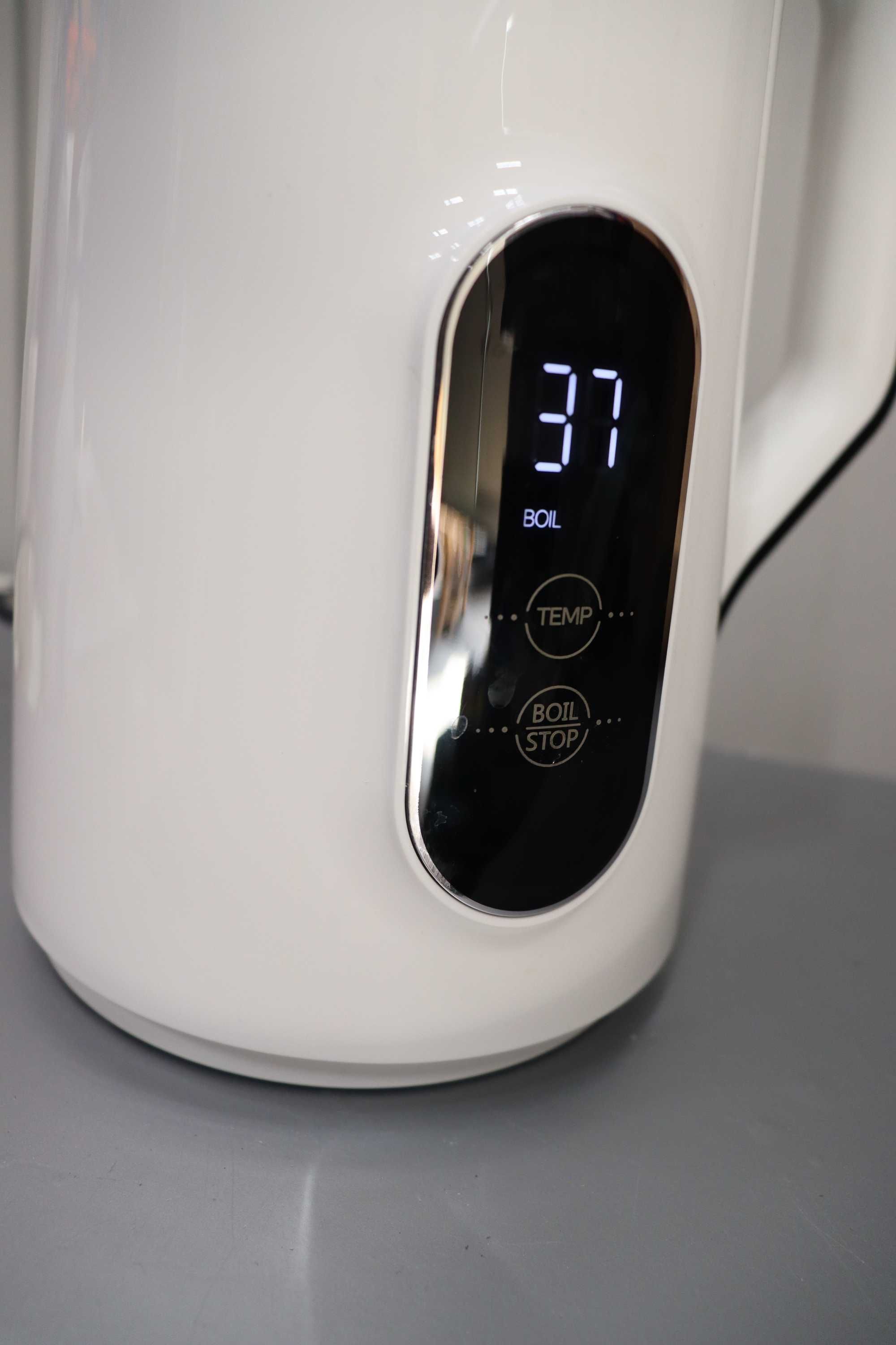Кана Midea с настройка на температурата 45°C - 100°C, 1,5 литра, 2200W
