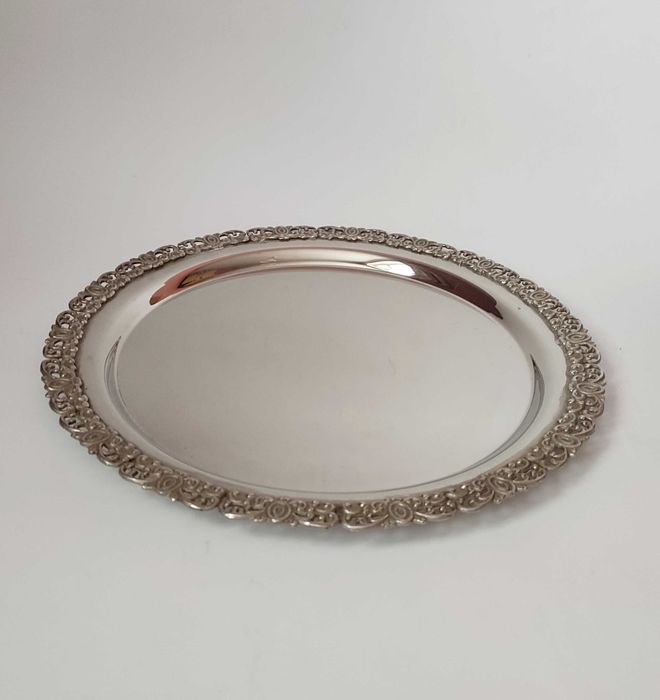 Масивен поднос с орнаменти по края