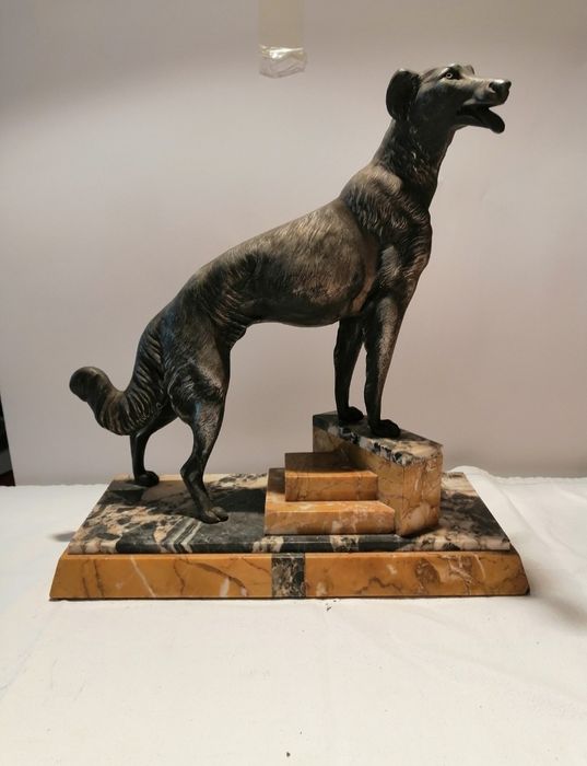 Куче статуя от Луис Карвин