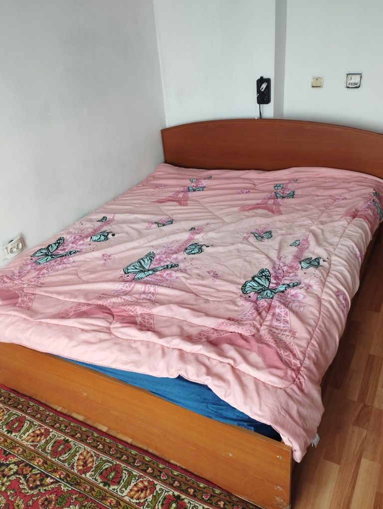 Продам двухспальную кровать с тумбочками