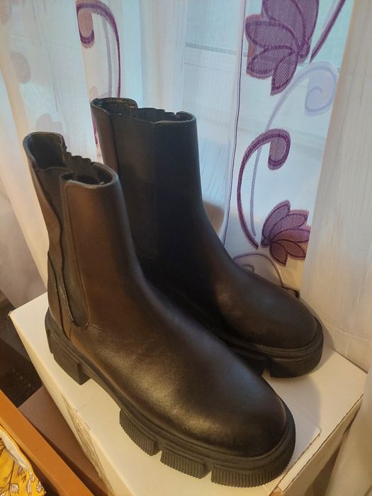 Ghete zara 37 mic defect