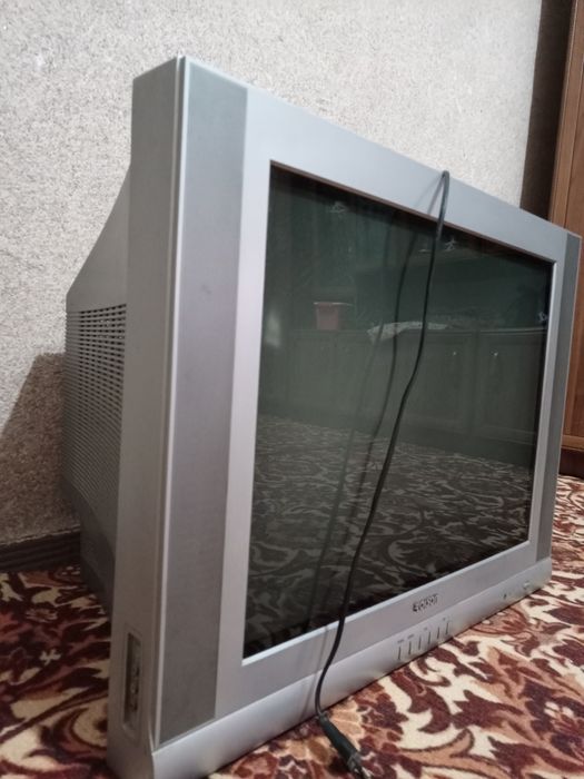 Katta televizor sotiladi