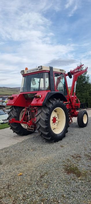 Tractor Internațional 745 XL cu încărcător