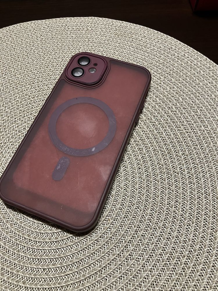 Продавам запазен Iphone 11