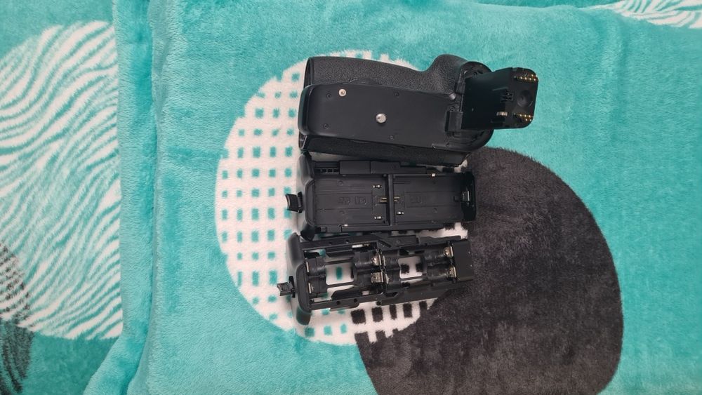 Vând baterie grip pentru 60D