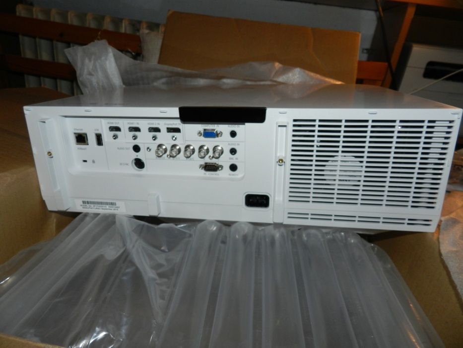 NEC PA522U 3LCD projector-поддържа 4К,3D,16000лвПрофесионален Проектор