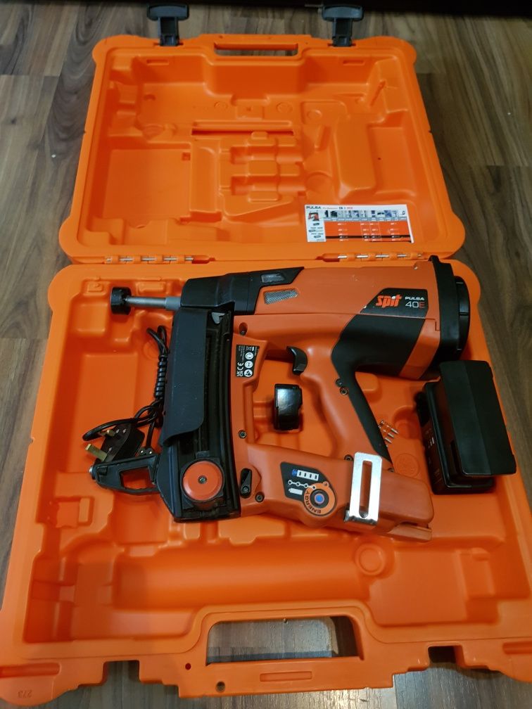 Pistol de bătut cuie în beton Spit Pulsa  40E