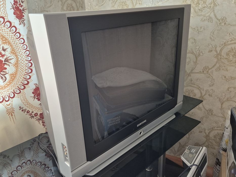 Телевизор Samsung в хорошем состоянии.
