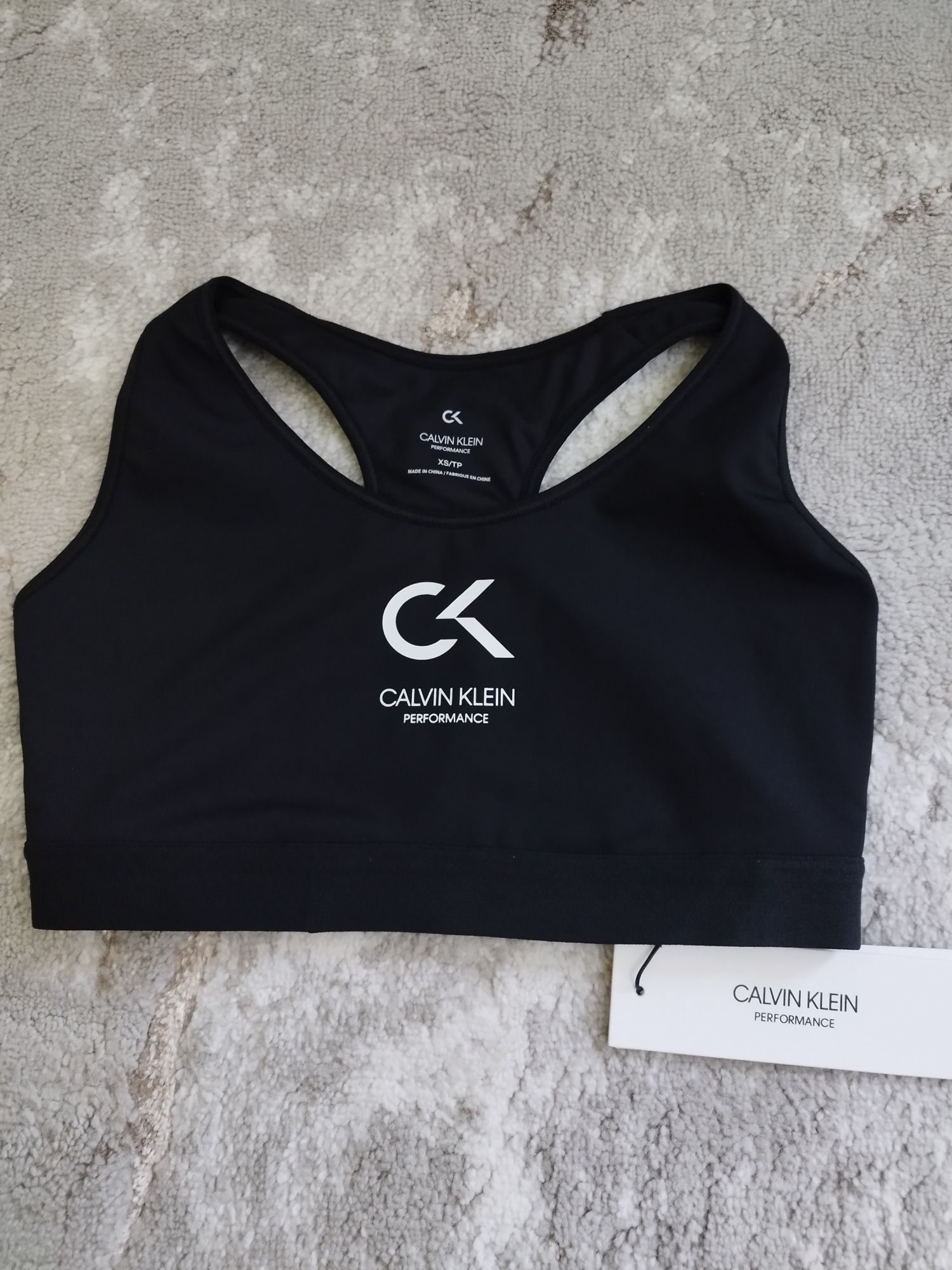 Оригинални спортнu сутиени на Calvin Klein, Nike и Under Armour.