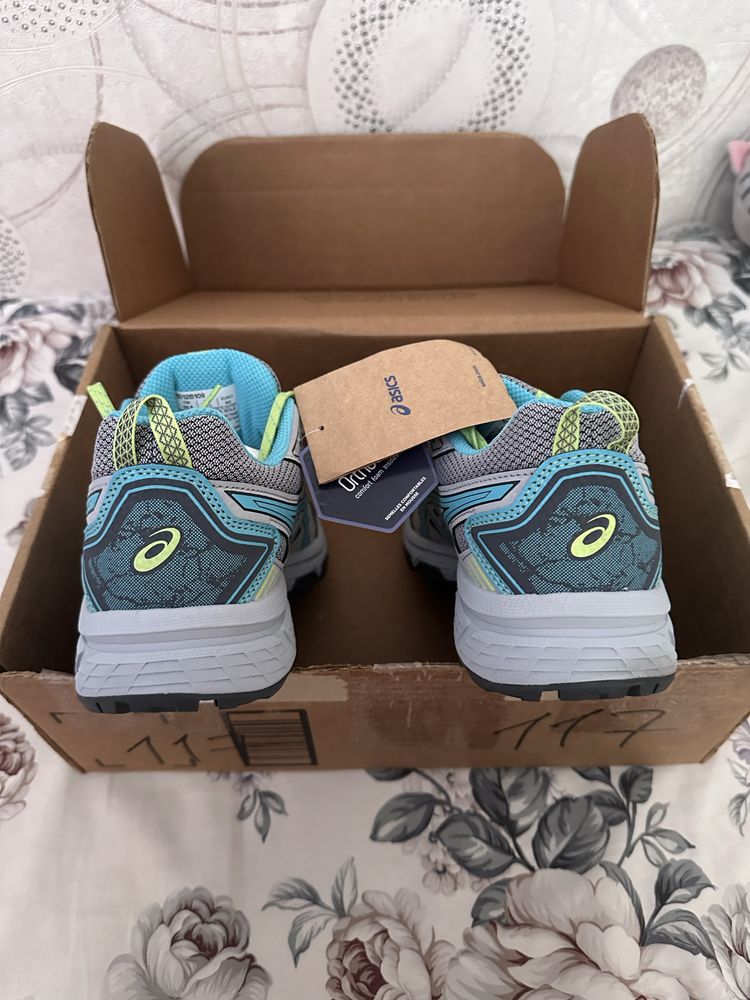 Новые оригинал Asics женские кроссовки 39 размер