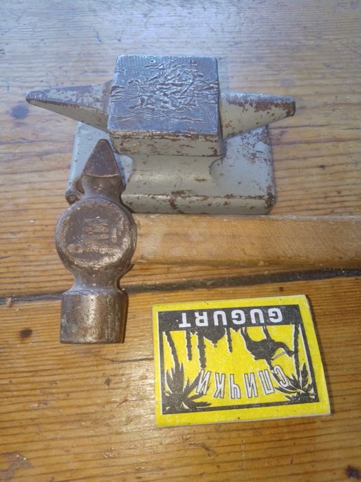 Продам нпродам наковальню и молоточек б/у.аковальню с молотком