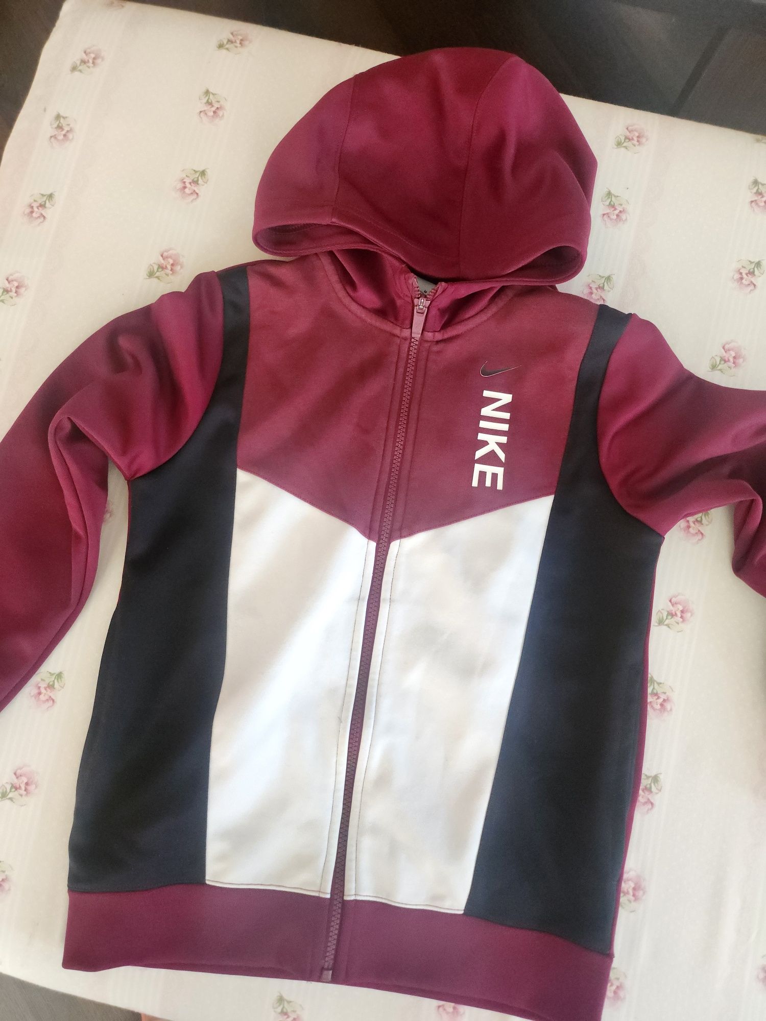 Продавам детски комплект Nike