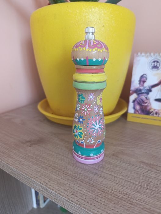 Ръчно рисувана дървена мелничка