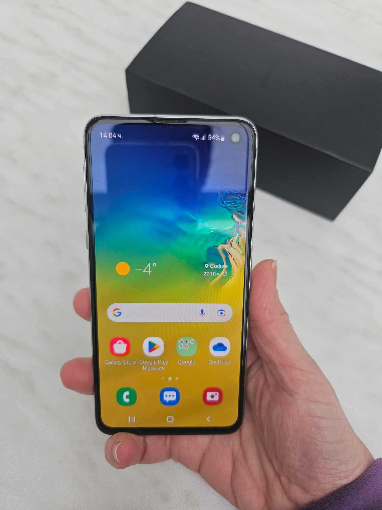 Samsung Galaxy S10e в комплект със зарядно + слушалки + нов протектор