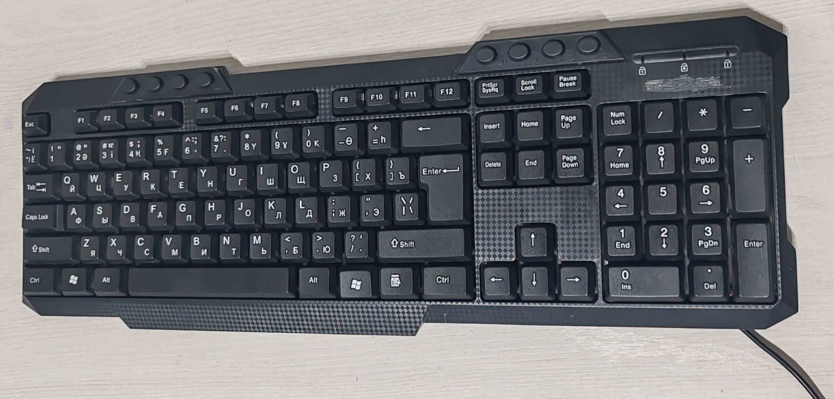 Ноутбук, клавиатура, мышь