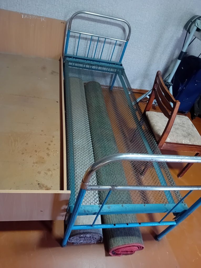 Кровати разные есть и 2этажная