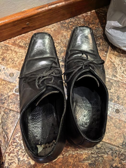 Подарявам черни кожени обувки 40 номер
