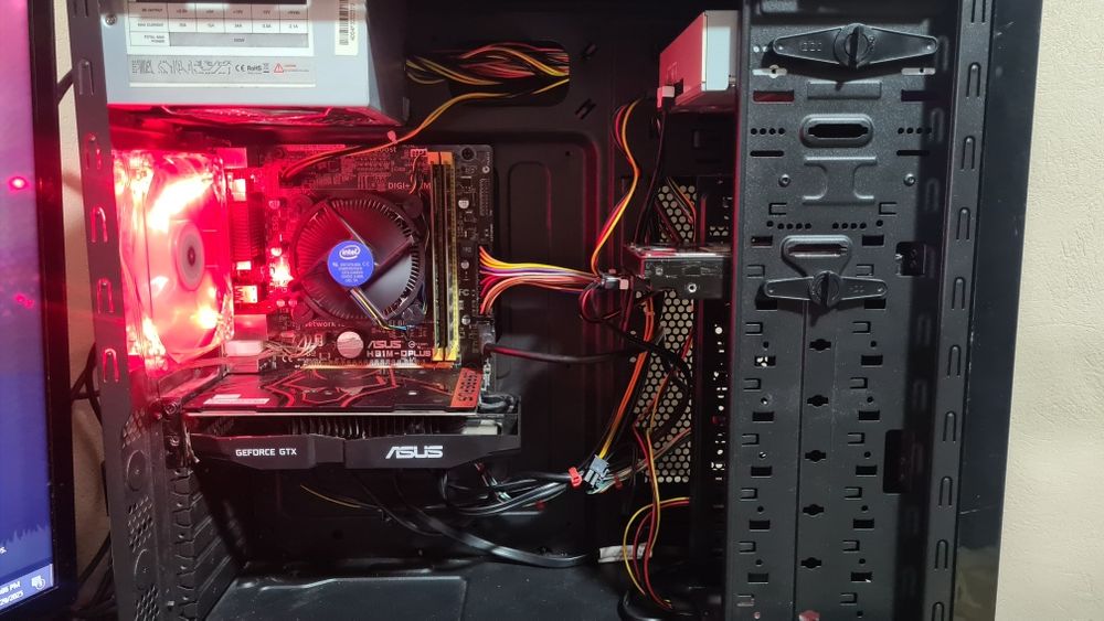 Unitate PC Gaming COOLER MASTER I7 4785 video 4GB GTX 1050TI 16GB RAM