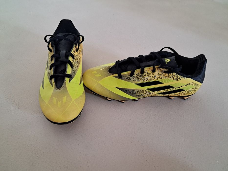 Pantofi de fotbal adidas modelul lui messi