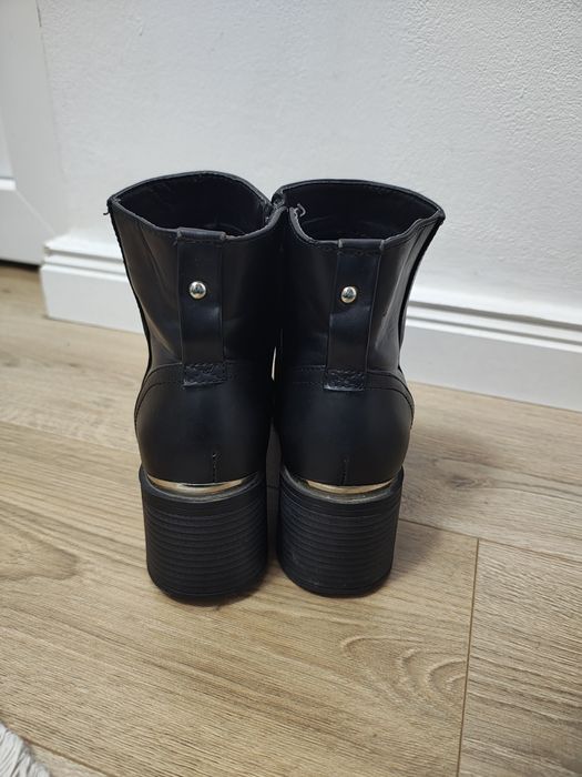 Ghete de dama cu toc gros