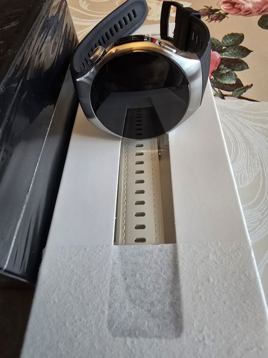 HUAWEI Watch 5 LTE 42mm White + Black Strap.