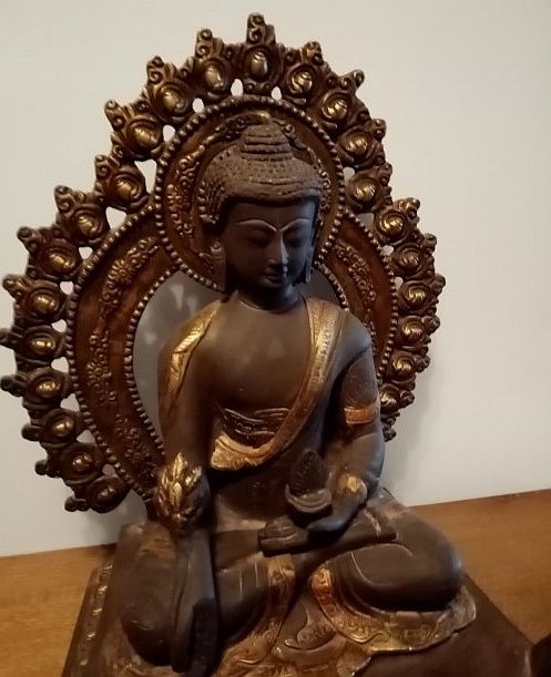 Statueta de dimensiuni impresionante din bronz masiv reprezentând Budd