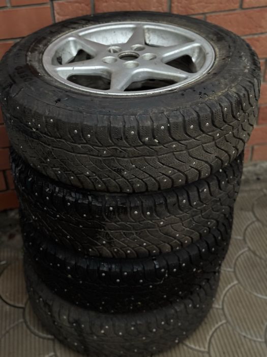 Продам комплект шин 215/65R16 почти новый
