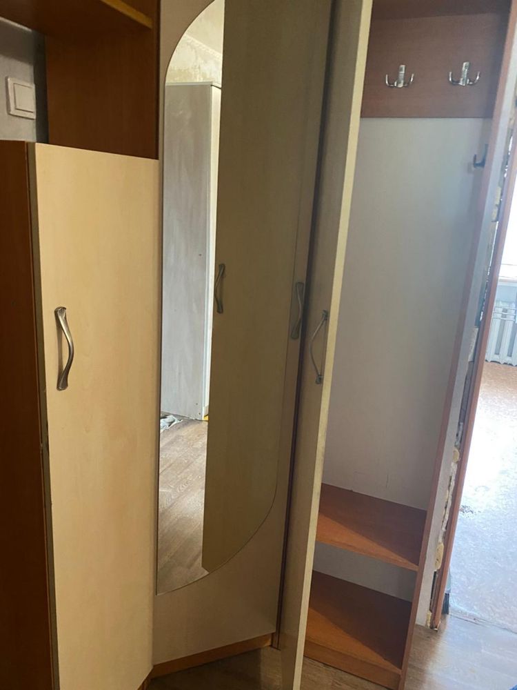 Продам угловой шкаф в прихожую