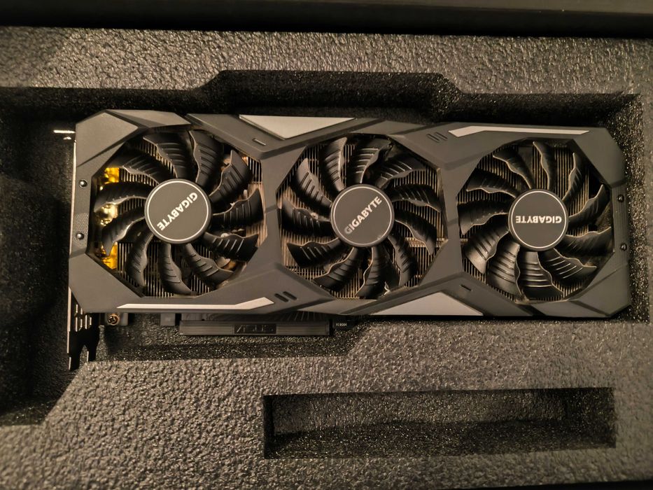 Vând placa video Nvidia RTX 2080 Super Gigabyte