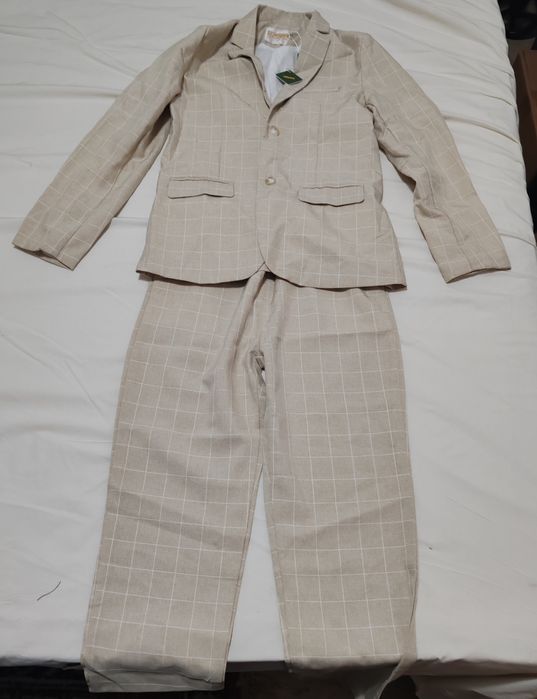 Vând costum pt băieții, marimea 160