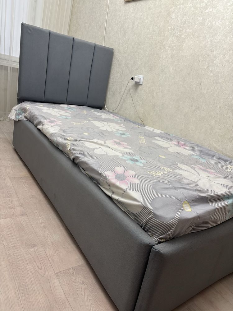 Кроват с матрасом  в отличнм состояний ,самовызов