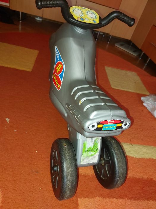 Vand tricicleta  stare excelenta,culoare gri